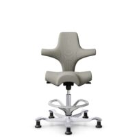 HÅG Capisco 8106 - Steelcut Trio 3 (Kvadrat) - Laine / Polyamide - STT253 - Beige-grey - Argent - 265 mm (hauteur d’assise 53–79 cm) - Patins