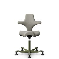 HÅG Capisco 8106 - Steelcut Trio 3 (Kvadrat) - Laine / Polyamide - STT253 - Beige-grey - Moss Grey - 265 mm (hauteur d’assise 53–79 cm) - Patins