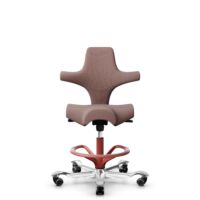 HÅG Capisco 8106 - Steelcut Trio 3 (Kvadrat) - Wol / Polyamide - STT645 - Dusty red - Framekleur - Blush Rose - Gasveer - 200 mm (Zithoogte 46-64cm) - Vloercontact - Zachte wielen t.b.v. harde vloeren - Voetenring - Ja, in framekleur - Voetster - Ja, v...