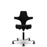 HÅG Capisco 8106 - Steelcut 3 (Kvadrat) - Wol / Polyamide - STT190 - Black - Framekleur - Zwart - Gasveer - 150 mm (Zithoogte 40-55cm) - Vloercontact - Glijdoppen - Voetenring - Nee, geen voetenring - Voetster - Ja, voetster in gepolijst aluminium