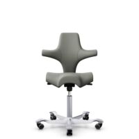 HÅG Capisco 8106 - Paloma Soft (Wollsdorf) - Cuir semi-aniline - ATG55115 - Warm grey - Argent - 150 mm (hauteur d’assise 40–55 cm) - Roues souples pour sols durs