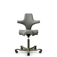 HÅG Capisco 8106 - Paloma Soft (Wollsdorf) - Cuir semi-aniline - ATG55115 - Warm grey - Moss Grey - 150 mm (hauteur d’assise 40–55 cm) - Roues souples pour sols durs