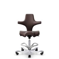 HÅG Capisco 8106 - Paloma Soft (Wollsdorf) - Cuir semi-aniline - ATG55130 - Dark brown - Argent - 265 mm (hauteur d’assise 53–79 cm) - Roues souples pour sols durs
