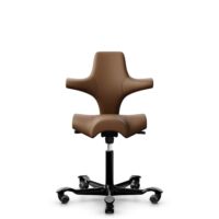 HÅG Capisco 8106 - Paloma Soft (Wollsdorf) - Cuir semi-aniline - PL05429 Cognac - Noir - 200 mm (hauteur d’assise 46–64 cm) - Roues souples pour sols durs