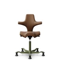 HÅG Capisco 8106 - Paloma Soft (Wollsdorf) - Cuir semi-aniline - PL05429 Cognac - Moss Grey - 150 mm (hauteur d’assise 40–55 cm) - Patins