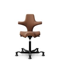 HÅG Capisco 8106 - Elmosoft (Elmo) - Cuero semi-anilina - EL33004 - Cognac - Black - 150mm (seat height 40–55cm) - Glides