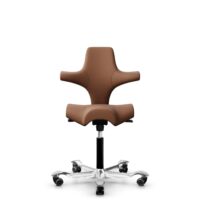 HÅG Capisco 8106 - Elmosoft (Elmo) - Cuir semi-aniline - EL33004 - Cognac - Noir - 200 mm (hauteur d’assise 46–64 cm) - Roues dures pour sols souples