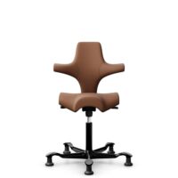 HÅG Capisco 8106 - Elmosoft (Elmo) - Semi-aniline Leder - EL33004 - Cognac - Framekleur - Zwart - Gasveer - 265 mm (Zithoogte 53-79cm) - Vloercontact - Glijdoppen - Voetenring - Nee, geen voetenring - Voetster - Nee, voetster in framekleur