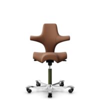 HÅG Capisco 8106 - Elmosoft (Elmo) - Semi-aniline Leder - EL33004 - Cognac - Framekleur - Moss Grey - Gasveer - 200 mm (Zithoogte 46-64cm) - Vloercontact - Zachte wielen t.b.v. harde vloeren - Voetenring - Nee, geen voetenring - Voetster - Ja, voetster...