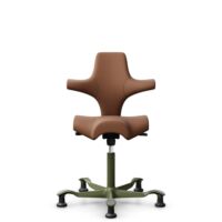 HÅG Capisco 8106 - Elmosoft (Elmo) - Cuir semi-aniline - EL33004 - Cognac - Moss Grey - 265 mm (hauteur d’assise 53–79 cm) - Patins