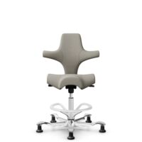HÅG Capisco 8106 - Mainline Flax (Camira) - Laine / Lin - MLF002 Beige-Grey - Blanc - 265 mm (hauteur d’assise 53–79 cm) - Patins