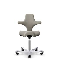 HÅG Capisco 8106 - Mainline Flax (Camira) - Laine / Lin - MLF002 Beige-Grey - Argent - 200 mm (hauteur d’assise 46–64 cm) - Roues souples pour sols durs