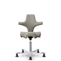 HÅG Capisco 8106 - Mainline Flax (Camira) - Laine / Lin - MLF002 Beige-Grey - Argent - 265 mm (hauteur d’assise 53–79 cm) - Patins