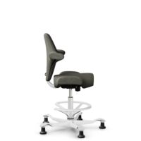 HÅG Capisco 8106 - Capture (Gabriel) - Laine / Polyamide - CPT4401 - Warm grey - Blanc - 200 mm (hauteur d’assise 46–64 cm) - Patins