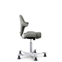 HÅG Capisco 8106 - Paloma Soft (Wollsdorf) - Cuir semi-aniline - ATG55115 - Warm grey - Argent - 200 mm (hauteur d’assise 46–64 cm) - Patins