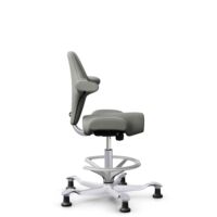 HÅG Capisco 8106 - Paloma Soft (Wollsdorf) - Cuir semi-aniline - ATG55115 - Warm grey - Argent - 265 mm (hauteur d’assise 53–79 cm) - Patins