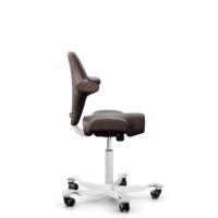 HÅG Capisco 8106 - Paloma Soft (Wollsdorf) - Semi-aniline Leder - PL55130 Dark brown - Framekleur - Wit - Gasveer - 200 mm (Zithoogte 46-64cm) - Vloercontact - Zachte wielen t.b.v. harde vloeren - Voetenring - Nee, geen voetenring - Voetster - Nee, voe...