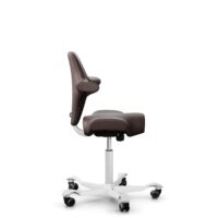 HÅG Capisco 8106 - Paloma Soft (Wollsdorf) - Cuir semi-aniline - ATG55130 - Dark brown - Blanc - 265 mm (hauteur d’assise 53–79 cm) - Roues dures pour sols souples