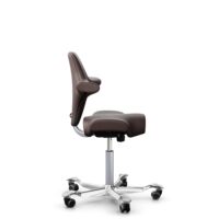 HÅG Capisco 8106 - Paloma Soft (Wollsdorf) - Cuir semi-aniline - ATG55130 - Dark brown - Argent - 200 mm (hauteur d’assise 46–64 cm) - Roues dures pour sols souples