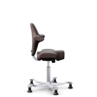 HÅG Capisco 8106 - Paloma Soft (Wollsdorf) - Semi-Anilinleder - ATG55130 - Dark brown - Silber - 200 mm (Sitzhöhe 46-64cm) - Bodengleiter