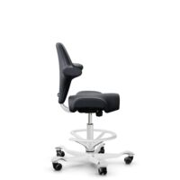 HÅG Capisco 8106 - Paloma Soft (Wollsdorf) - Cuir semi-aniline - ATG55185 - Charcoal - Blanc - 200 mm (hauteur d’assise 46–64 cm) - Roues souples pour sols durs