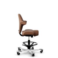 HÅG Capisco 8106 - Elmosoft (Elmo) - Cuir semi-aniline - EL33004 - Cognac - Noir - 265 mm (hauteur d’assise 53–79 cm) - Roues dures pour sols souples