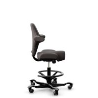 HÅG Capisco 8106 - Elmosoft (Elmo) - Cuir semi-aniline - EL93068 - Noir - 265 mm (hauteur d’assise 53–79 cm) - Roues dures pour sols souples