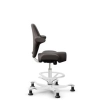 HÅG Capisco 8106 - Elmosoft (Elmo) - Cuir semi-aniline - EL93068 - Dark brown - Blanc - 265 mm (hauteur d’assise 53–79 cm) - Patins