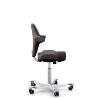 HÅG Capisco 8106 - Elmosoft (Elmo) - Semi-Anilinleder - EL93068 - Dark brown - Silber - 150mm (Sitzhöhe 40-55cm) - Weiche Rollen für harte Böden
