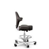 HÅG Capisco 8106 - Elmosoft (Elmo) - Cuir semi-aniline - EL93068 - Dark brown - Argent - 265 mm (hauteur d’assise 53–79 cm) - Roues dures pour sols souples