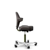 HÅG Capisco 8106 - Elmosoft (Elmo) - Cuero semi-anilina - EL93068 - Dark brown - Moss Grey - 150mm (seat height 40–55cm) - Soft castors for hard floors
