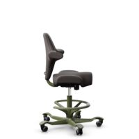 HÅG Capisco 8106 - Elmosoft (Elmo) - Cuir semi-aniline - EL93068 - Dark brown - Moss Grey - 200 mm (hauteur d’assise 46–64 cm) - Roues dures pour sols souples
