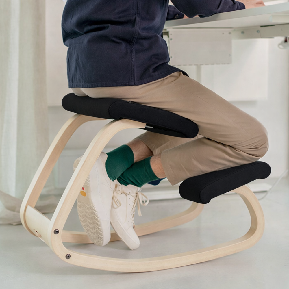 Variér Variable Kniestoel Zonder Rugleuning – Naturel/Zwart in gebruik