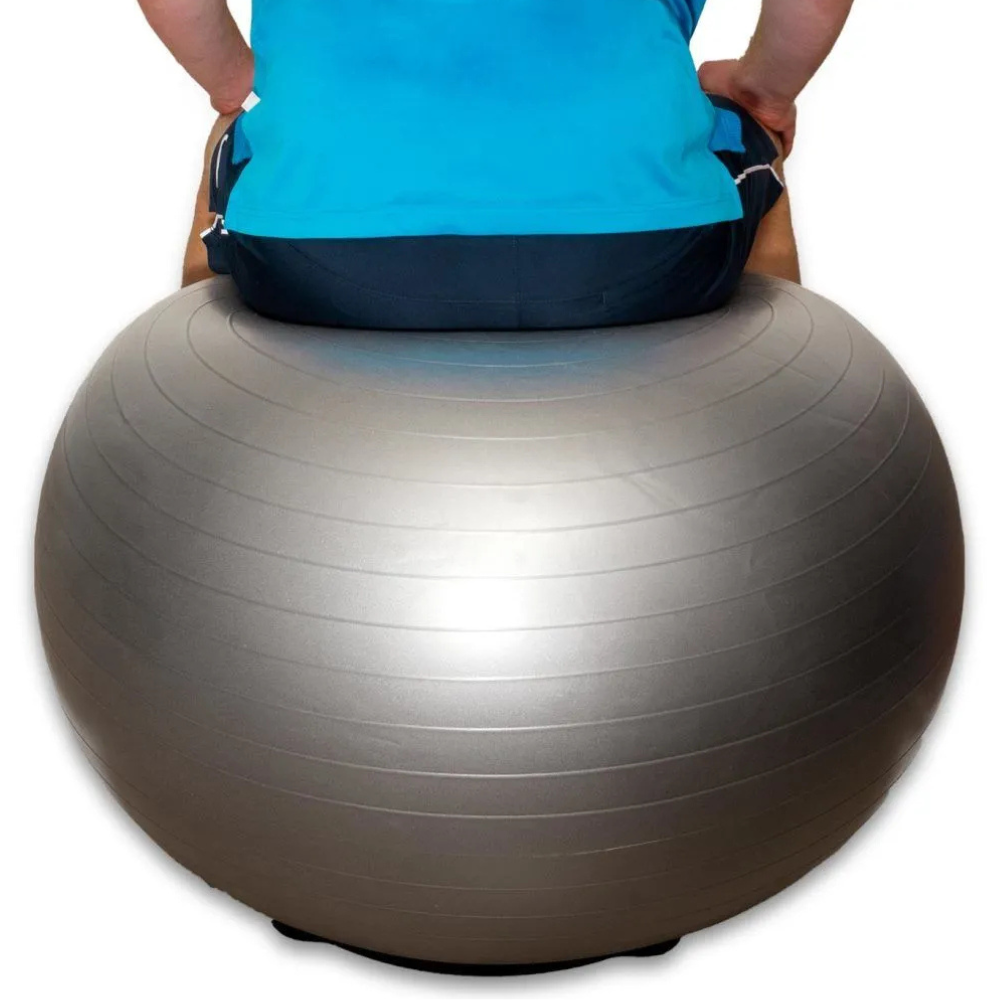 Persoon zit op zitbal met Togu balschaal