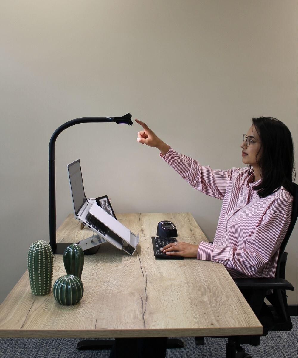 persoon zet Broadwing TLC 9100 touchless LED bureaulamp zwart aan