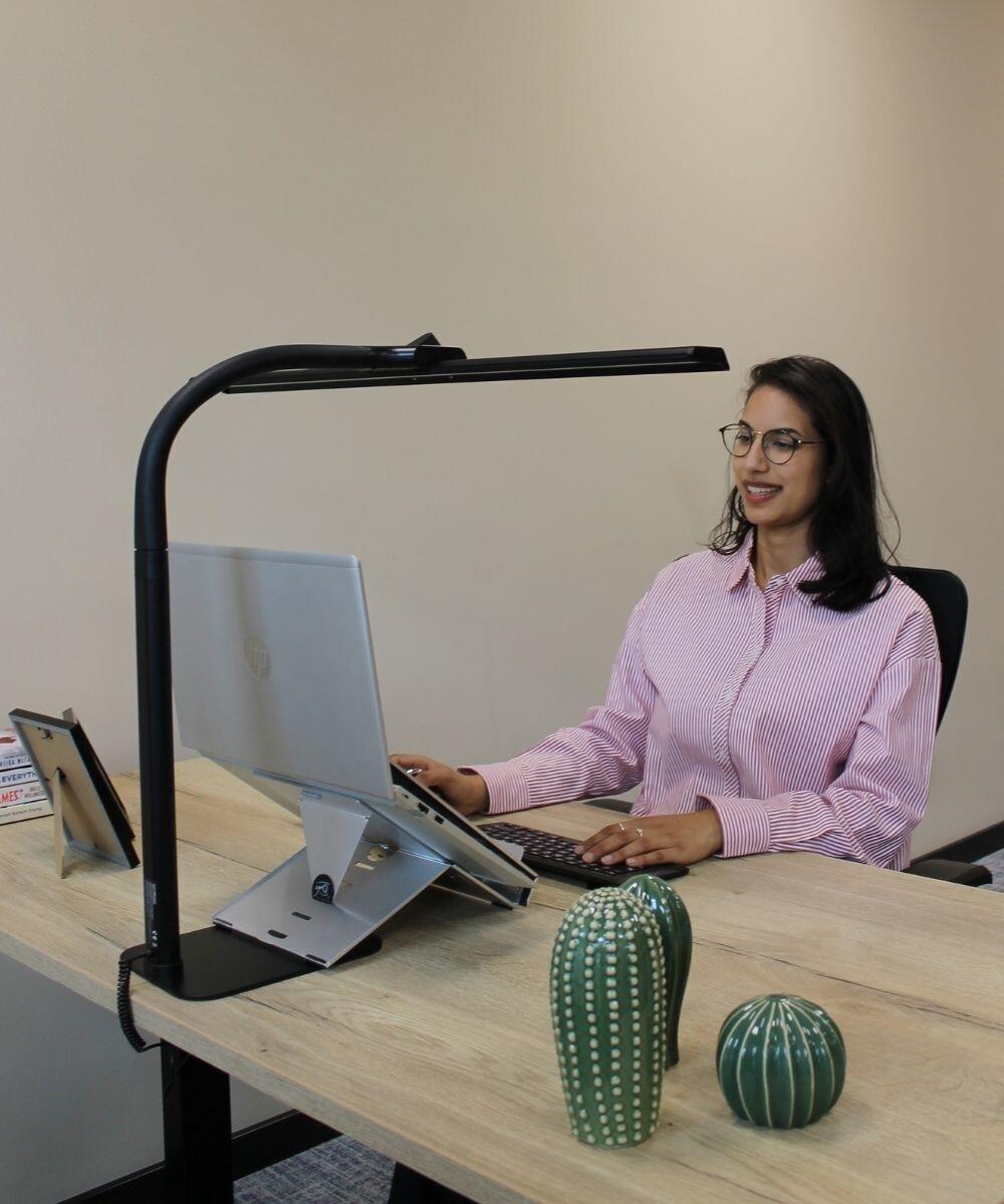 Broadwing TLC 9100 touchless LED bureaulamp zwart gebruik op het bureau