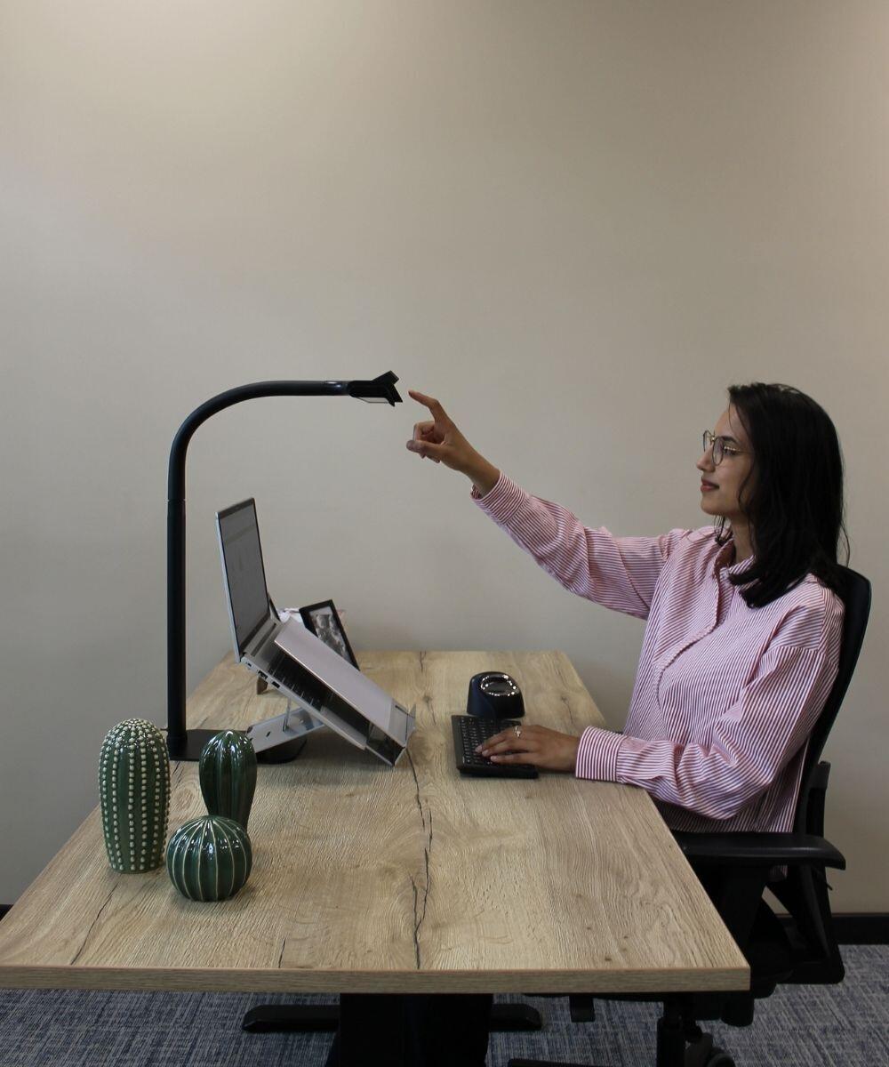 Broadwing TLC 9100 touchless LED bureaulamp zwart aanzetten