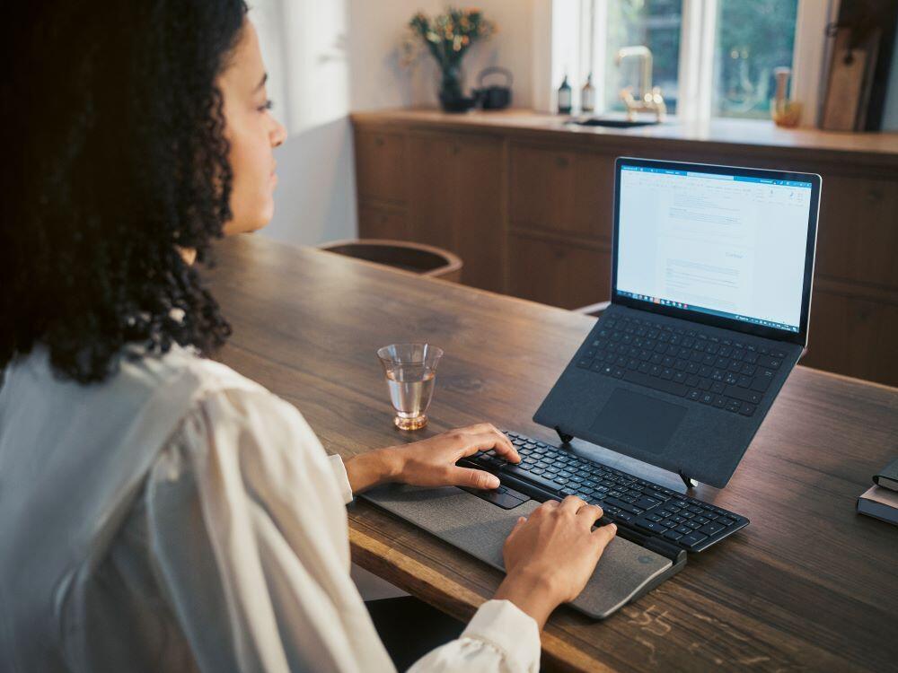 achteraanzicht Contour Balance ergonomisch toetsenbord draadloos US op het bureau