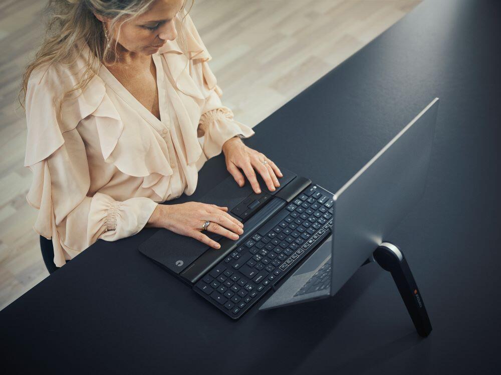 bovenaanzicht aan het werk met het Contour Balance ergonomisch toetsenbord draadloos US