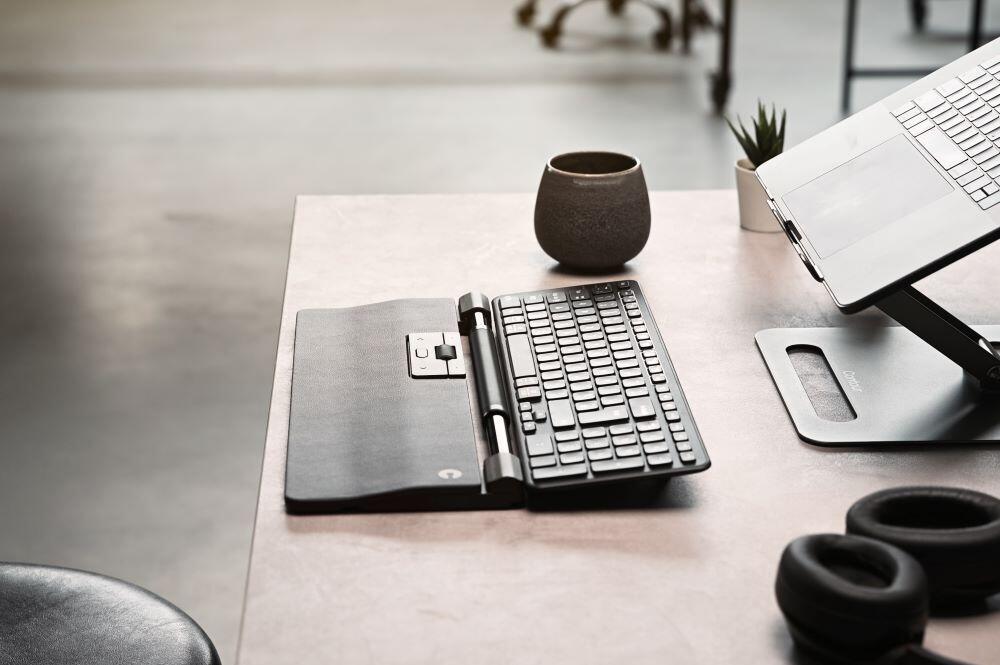 Contour Balance ergonomisch toetsenbord draadloos US op het bureau met een rollermouse