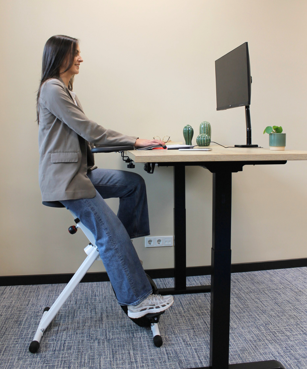 Desk Bike Go  in gebruik achter het bureau