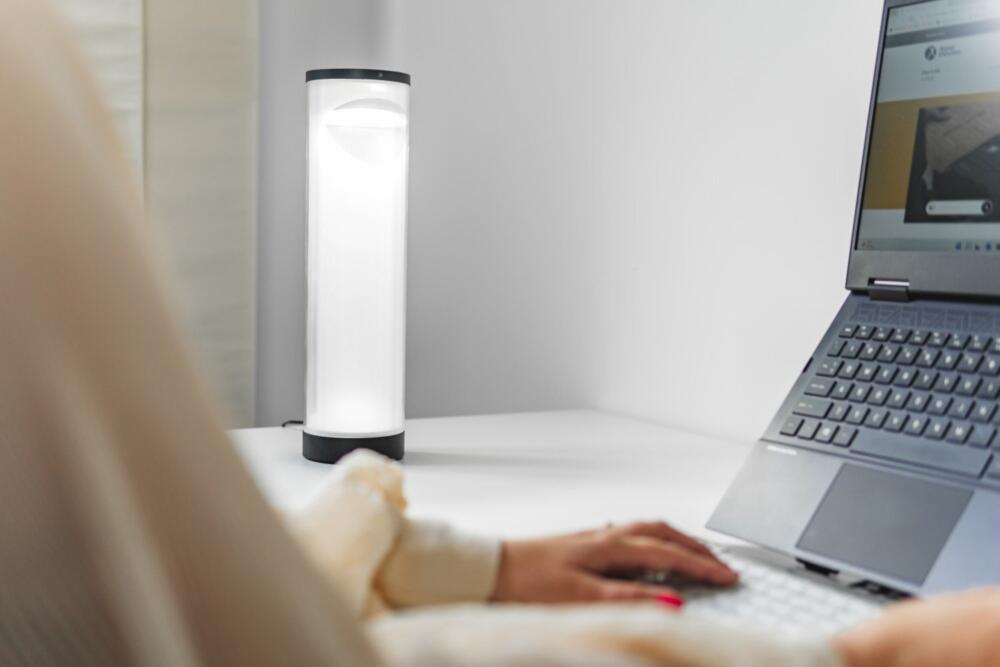 BakkerElkhuizen EnergyByLight bureaulamp op het bureau