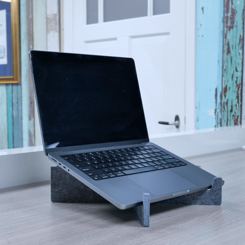 Ergowork Circulaire Laptopstandaard Laag met laptop op bureau