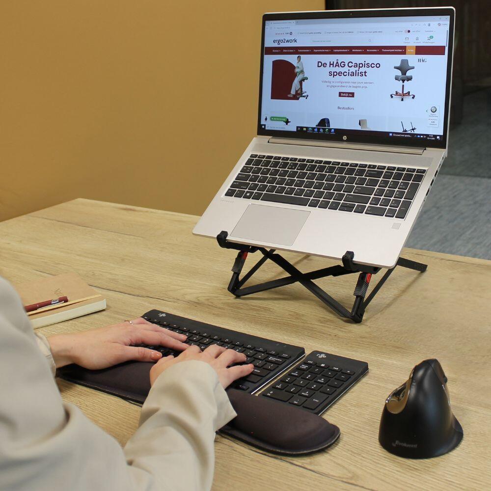 Ergo2 Work polssteun voor toetsenbord met gel vulling zwart op de werkplek voor het toetsenbord