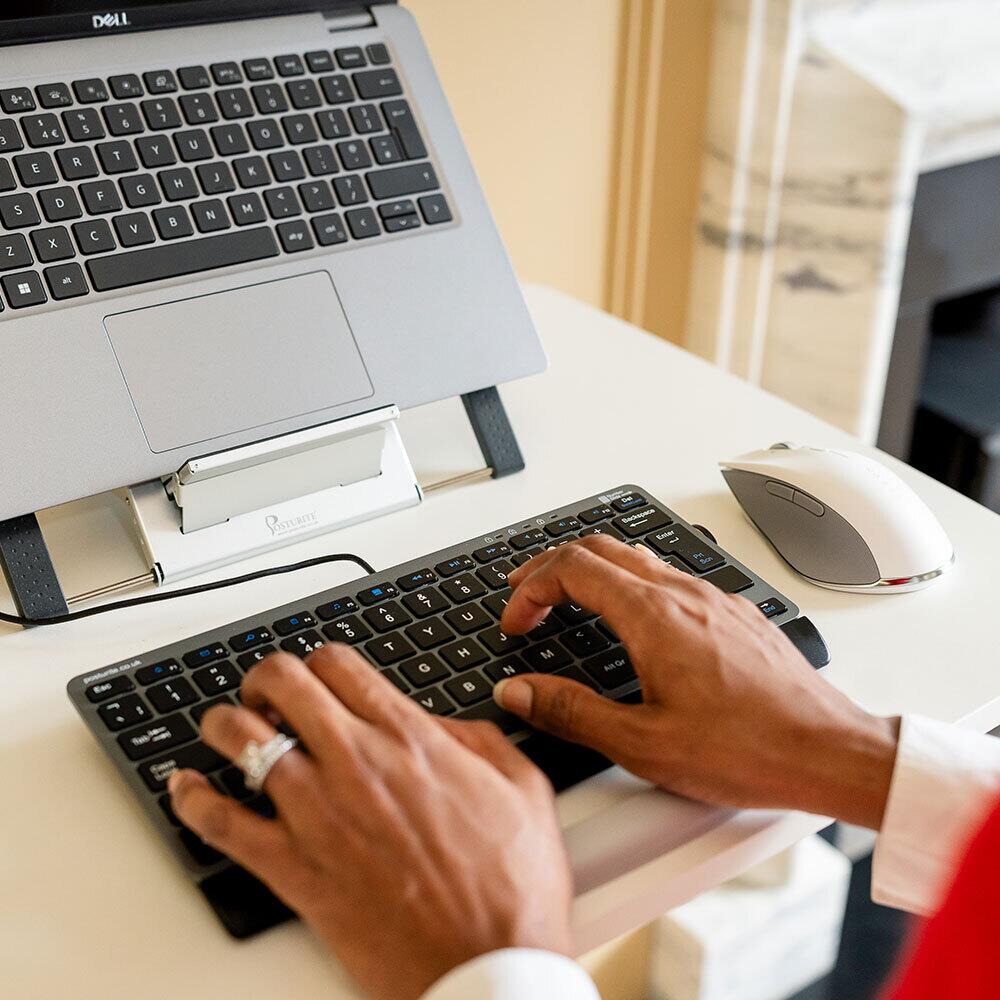 Ergo Slide Compact mini toetsenbord US in gebruik bij laptop
