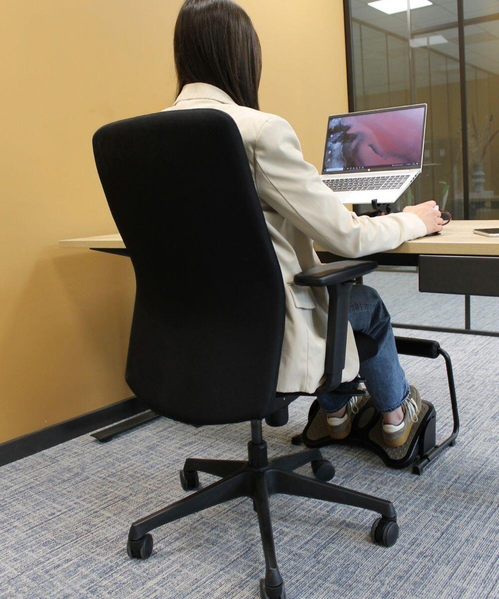 Ergonomische bureaustoel Smooth zwart in gebruik achteraanzicht