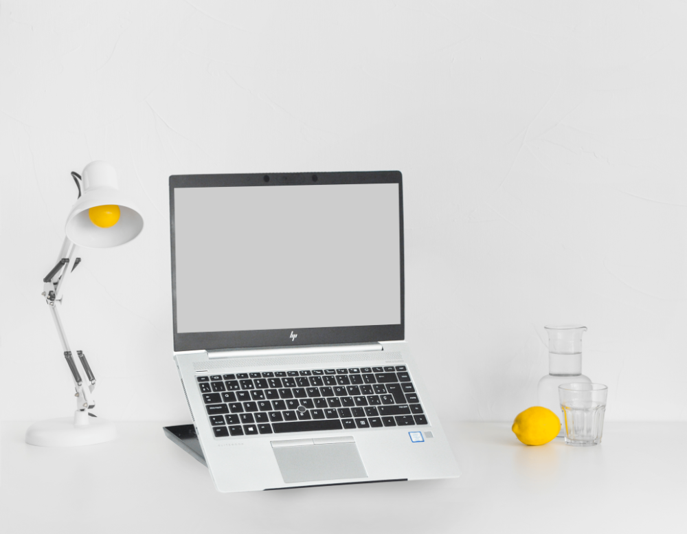 Ergowork Laptophouder Basic 02 met laptop op bureau