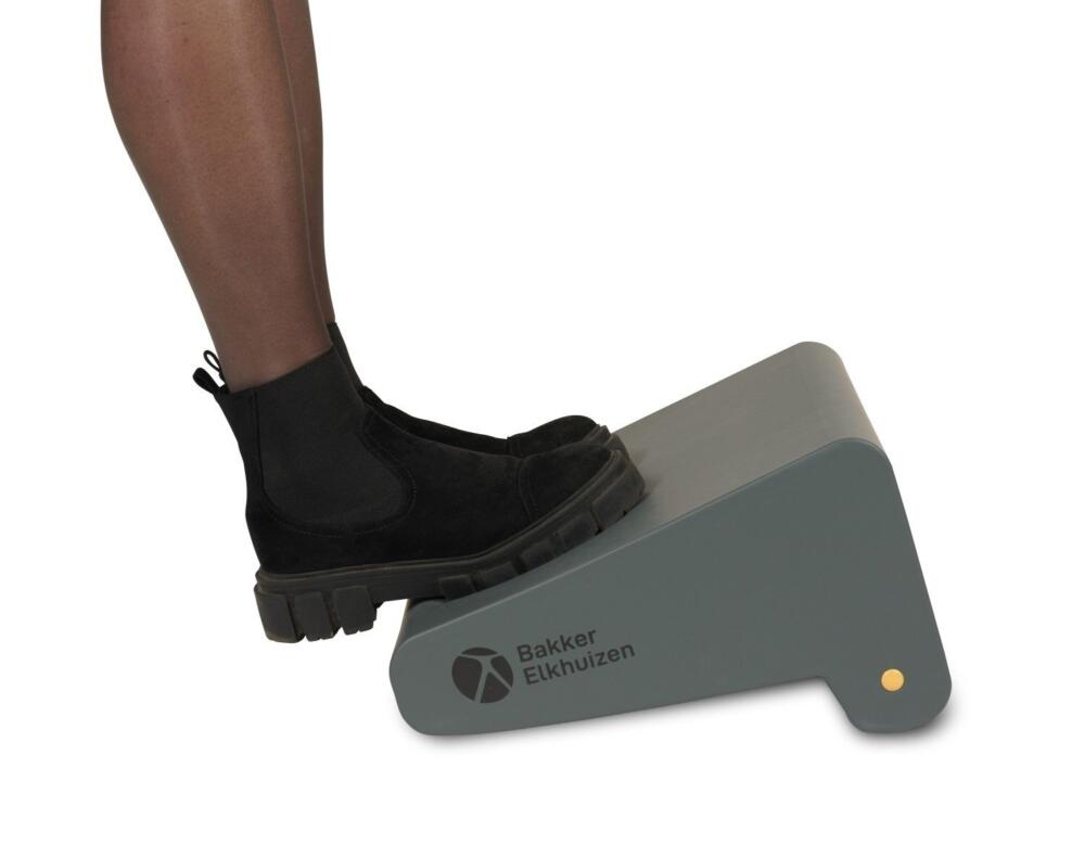BakkerElkhuizen FootRest No.3 ergonomische voetensteun met voeten er op