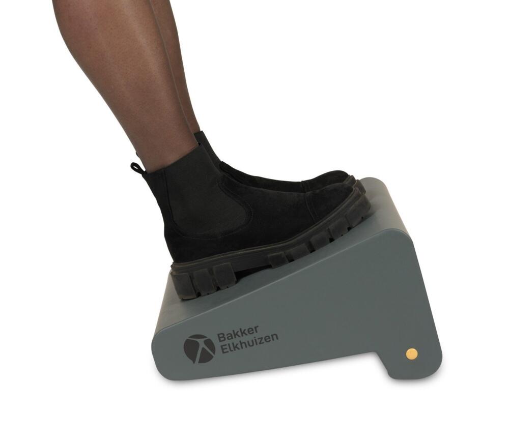 BakkerElkhuizen FootRest No.3 voetensteun met voeten op de steun