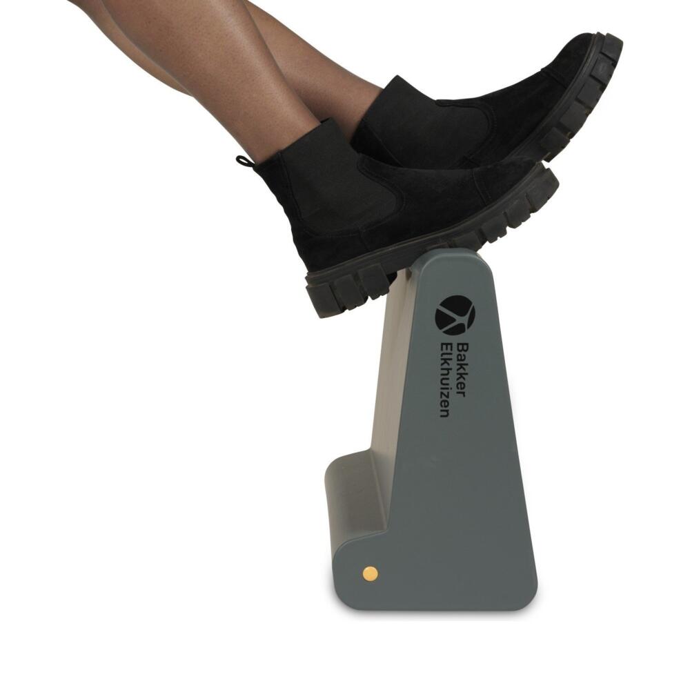 BakkerElkhuizen FootRest No.3 voetensteun met voeten boven op de steun